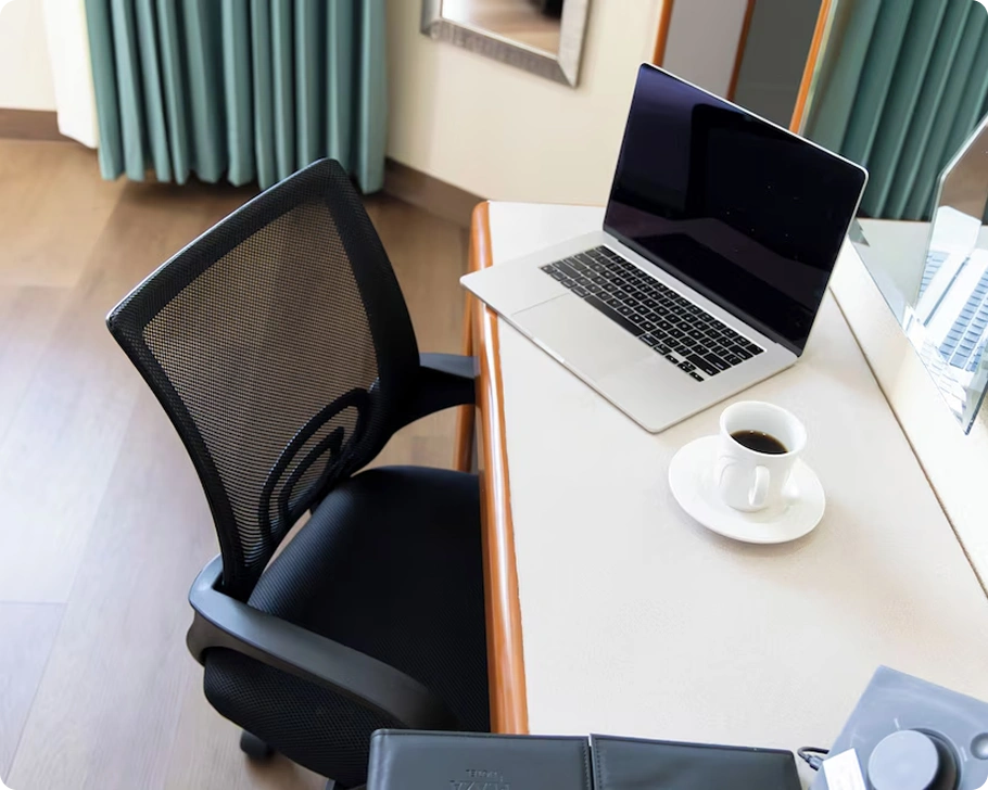 Habitación de negocios con escritorio